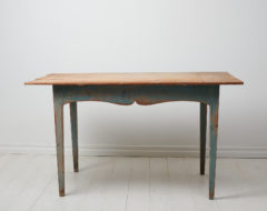 Untouched antique centre table from Sweden made during the late 1700s. The table is made in the gustavian style with straight tapered legs