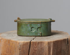 Antique green bentwood box in folk art from the first part of the 1800s. The box is oval and the sides hav been joined by hand with roots.