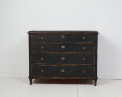 Antique Swedish gustavian commode from the first years of the 19th century, around 1810. The commode has a classic straight shape