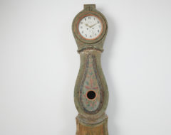 Country long case clock from Sweden made during the 19th century, around 1820 to 1840. The clock is an antique northern Swedish country furniture