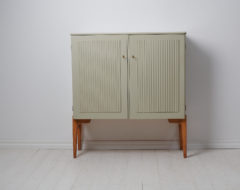 Swedish modern pine cabinet from the mid 20th century, around 1950 in painted Swedish pine. The legs of the cabinet are in bare wood