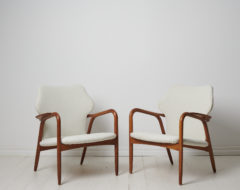 Swedish modern white armchairs made in Sweden around the mid 20th century, 1950 to 1960s. The pair is renovated