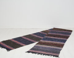 Antique Swedish hand-woven rug in folk art from the turn of the century 1800 to 1900s. The rug is from Delsbo in Hälsingland in Sweden