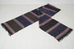 Antique Swedish hand-woven rug in folk art from the turn of the century 1800 to 1900s. The rug is from Delsbo in Hälsingland in Sweden