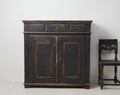 Antique country house sideboard from Sweden made during the early 19th century, around 1820. The sideboard is a genuine country house furniture