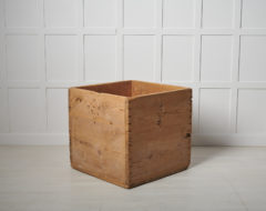 Large antique pine box in folk art from Sweden. The box is a measurement to measure volume and is made by hand in pine. It has never been painted