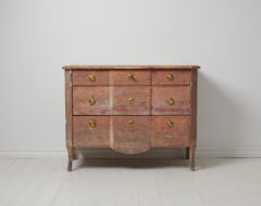 Genuine Swedish gustavian commode made around 1790 in painted pine. The commode has the original paint which has become worn and distressed over time