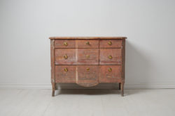 Genuine Swedish gustavian commode made around 1790 in painted pine. The commode has the original paint which has become worn and distressed over time