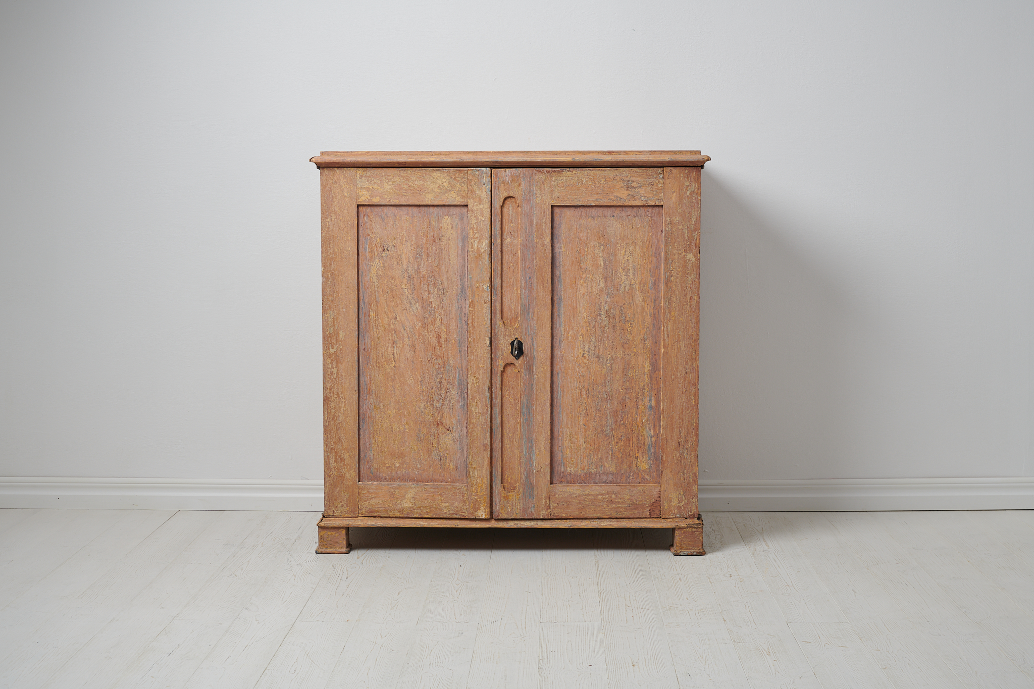 Antique Swedish country sideboard from around 1830. The sideboard is an authentic Swedish country furniture made in painted pine.