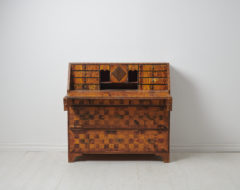 Genuine antique writing bureau from northern Sweden. The bureau is Swedish and made in painted pine during the early 1800s, around 1810.