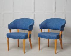Scandinavian modern “Lata Greven” chairs designed by Carl Malmsten around 1953. Produced by O.H Sjögren. The name means the “lazy count”