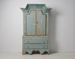 Rare Swedish blue cabinet in folk art from around 1820. This type of cabinet was only made and can only be found the county Jämtland
