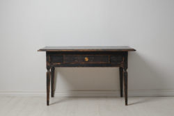 Antique Swedish gustavian table. The table is a genuine country house furniture from the 1820s. Straight tapered legs and a drawer