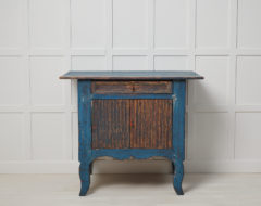Antique Swedish small sideboard in folk art from an area called Hälsingland. Made by hand in solid pine around 1820.