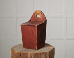 Swedish folk art box made by hand in solid Swedish pine. The box is in original condition with the untouched original paint. Made in northern Sweden