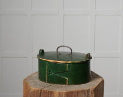 Small Swedish bentwood box in folk art made by hand in solid pine around 1850 in northern Sweden. The box has the original paint and is in good vintage condition