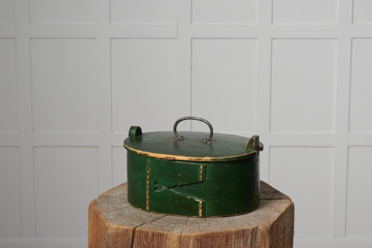 Small Swedish bentwood box in folk art made by hand in solid pine around 1850 in northern Sweden. The box has the original paint and is in good vintage condition