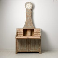 Rare Swedish antique clock secretary desk made around 1820 to 1840 in northern Sweden. The desk and body of the clock are made by hand in solid pine.