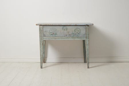 Rare antique country table from Sweden in folk art. The table is made in solid Swedish pine and is from the area Forsa in Hälsingland.