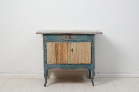 Small charming Swedish sideboard from the transitional period between the Rococo and Gustavian periods. This genuine, Swedish country house furniture was crafted by hand in Hälsingland