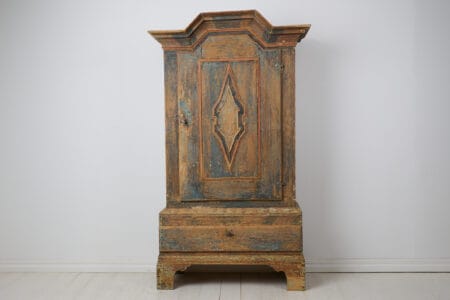 Rare antique Swedish cabinet in folk art from the late 1700s. This folk art cabinet is in baroque style and made by hand in solid pine. From northern Sweden.