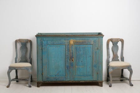 Antique Swedish country sideboard from the gustavian period during the late 1700s. Made in northern Sweden with a classic, straight shape.