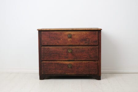Antique Swedish chest of drawers from the early 1800s. Three functioning drawers with the original gustavian hardware in brass.