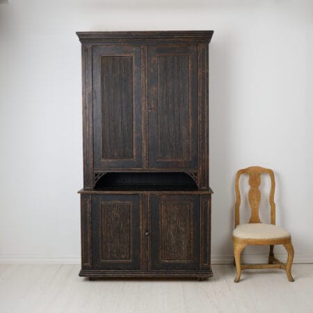 Large antique Swedish cabinet from the gustavian period around year 1800. From northern Sweden made by hand in solid Swedish pine.