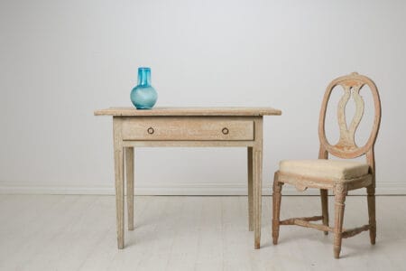 Gustavian antique country table from northern Sweden. The table is made around 1820 in solid pine. Classic straight gustavian shape