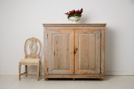 Large antique gustavian sideboard from the late 1700s. This country house furniture has its origin in the area surrounding Ljusdal in northern Sweden
