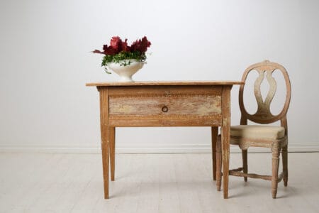 Antique genuine gustavian table made around 1820 to 1830 in Hälsingland in northern Sweden. This country house furniture has a classic straight gustavian shape