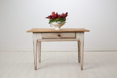 Swedish antique genuine table. This gustavian country home table is made around 1820 to 1830 in northern Sweden in Hälsingland