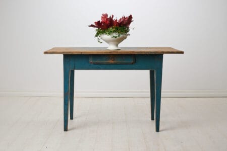 Antique Swedish country table in classic gustavian style. This country house furniture is made by hand in solid pine around 1820 in Hälsingland, Sweden.