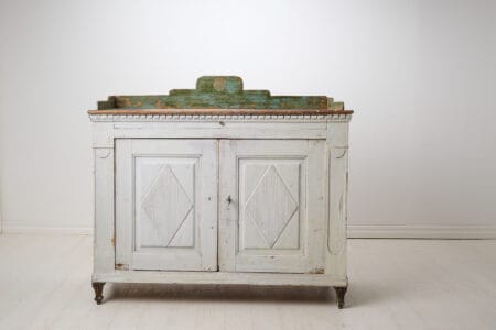 Antique Swedish country sideboard in gustavian style. This country house furniture is made by hand in solid pine in northern Sweden around 1820.