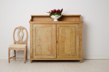 Gustavian early 1800s sideboard made around 1820 in northern Sweden. The sideboard is made in solid pine with a classic straight gustavian shape