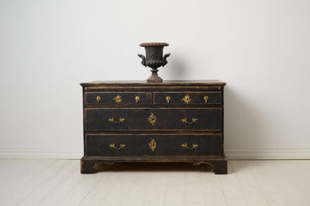 Swedish 1700s baroque chest of drawers or commode in painted pine. The chest has two large and two smaller drawers