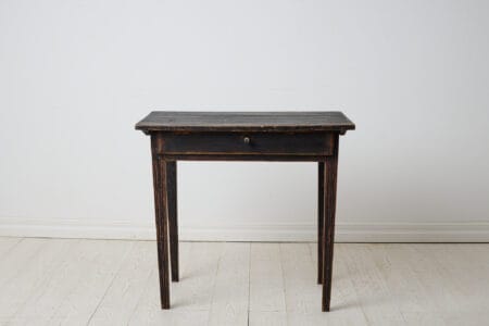 Small rustic country table in gustavian style from northern Sweden. This antique table is made around 1810 by hand in solid pine.