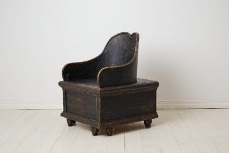 19th century unusual chair in folk art from northern Sweden. This is antique chair is made by hand in solid pine around 1850.