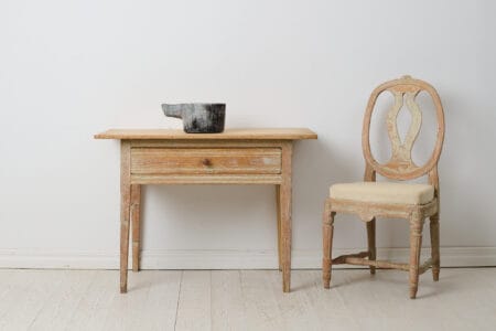 Charming Swedish country table from the gustavian period around 1810 to 1820. Made in solid pine in northern Sweden with straight tapered legs.