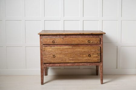 Rustic antique chest of drawers from northern Sweden. This rustic folk art furniture is made by hand in solid pine around 1800 to 1820.