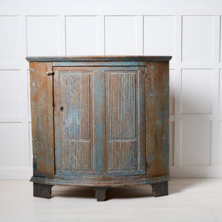 Folk art blue cabinet from the early 1800s. This antique corner cabinet is made in gustavian style in northern Sweden around 1830.