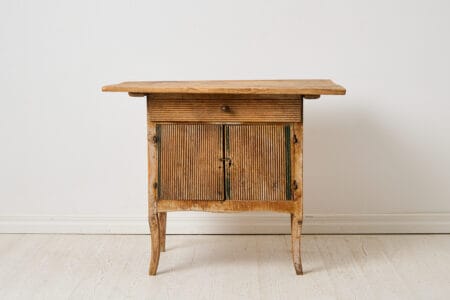 Unusual antique country sideboard from northern Sweden dating from around 1820. This type of furniture is often referred to in Sweden as a “mössbord”.