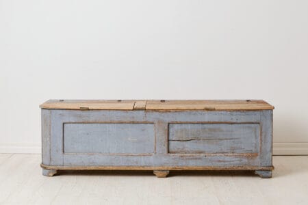 Antique folk art bench from northern Sweden made around 1840. The bench is a charming and authentic Swedish antique