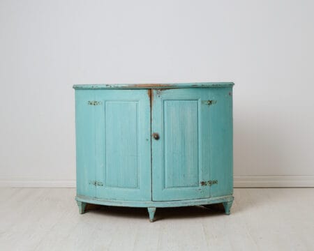 Antique gustavian corner sideboard from the late 18th century. Made by hand in Northern Sweden around 1790 with a frame in solid pine.