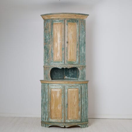 Antique corner cabinet from the Swedish gustavian period. Made by hand in Northern Sweden around 1820 with a frame in solid pine.