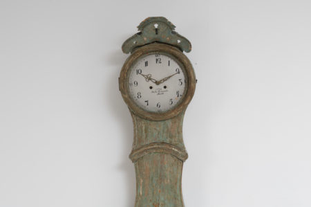 Classic Swedish long-case clock from the province Medelpad in Northern Sweden. Made around 1820 with the classic rococo shape