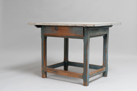 Genuine country baroque table from Hälsingland in Northern Sweden made during the late 1700s. The table is from a village called Roren