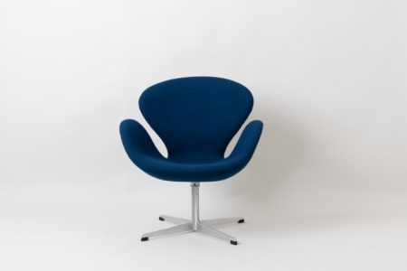 Armchair Svanen by ARNE JACOBSEN for Fritz Hansen in Denmark. Designed during the 1958 and later introduced on SAS Royal Hotel in Copenhagen