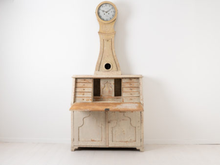 Antique clock secretary from northern Sweden. The clock is from around 1820 and dry scraped to the original light paint. Height to writers top is 70 cm
