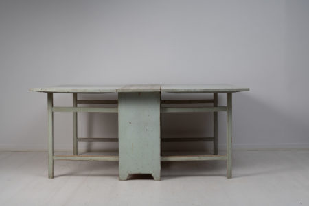 Swedish drop leaf table in gustavian style made around 1810 in northern Sweden. The table is hand-made in Swedish pine